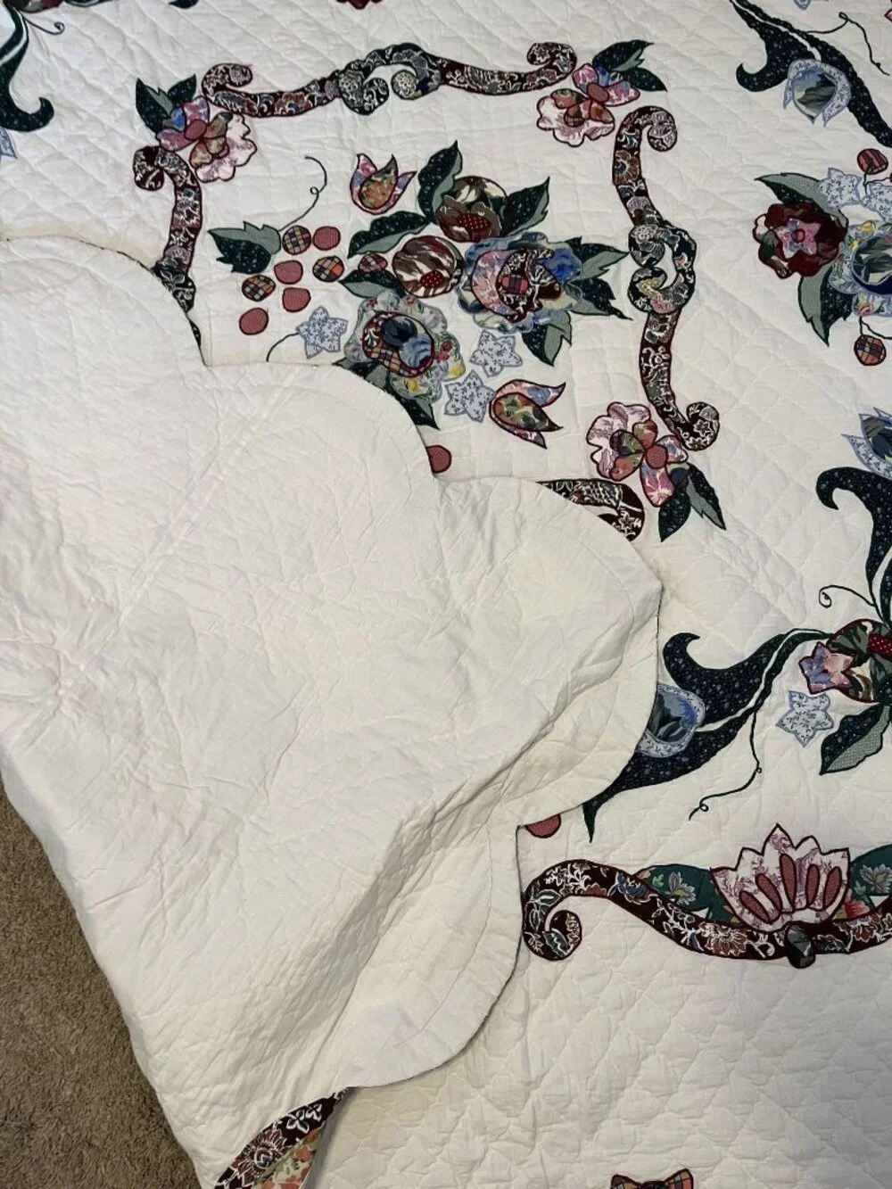 Vintage Floral Appliqué Quilt With Scalloped Edge & Matching Shams Handmade Set